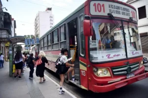 Crisis del transporte en la Capital: empresarios y Municipio cruzan acusaciones mientras los usuarios quedan rehenes de la tensión