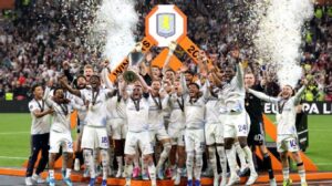 Con gol y asistencia de Emiliano Buendía, Aston Villa aplastó a Friburgo y se coronó campeón de la Europa League